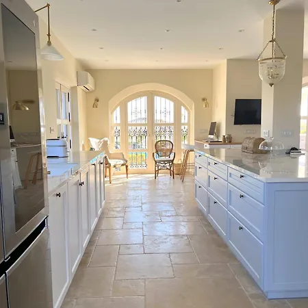 Superb Near Golf Course With Heated Pool & Jacuzzi 빌라 마르베야