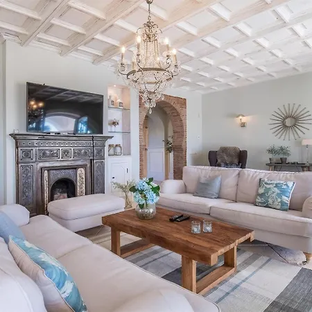 Superb Near Golf Course With Heated Pool & Jacuzzi