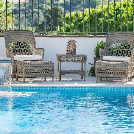 Superb Near Golf Course With Heated Pool & Jacuzzi