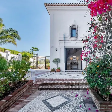 Superb Near Golf Course With Heated Pool & Jacuzzi