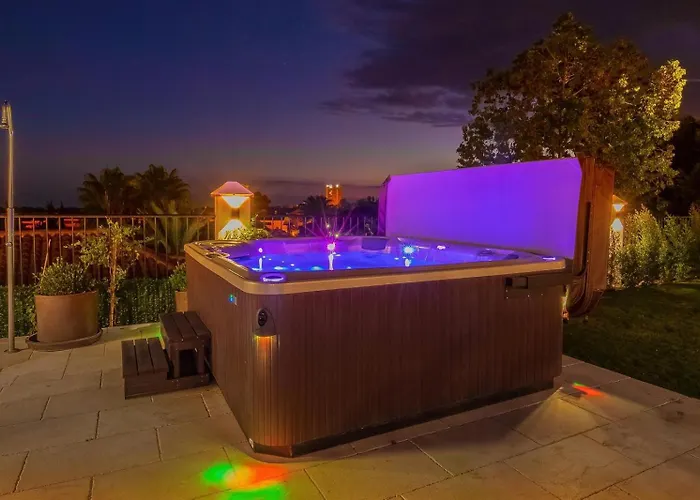 Villa Superb Near Golf Course With Heated Pool & Jacuzzi *
