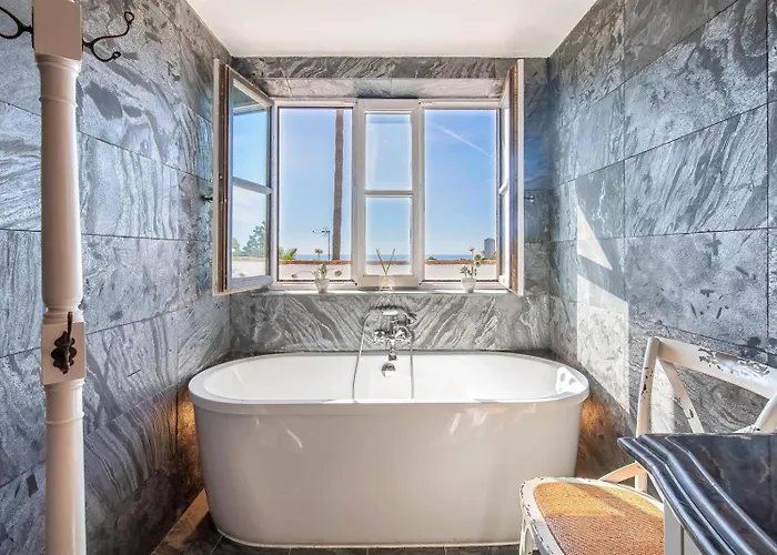 Superb Near Golf Course With Heated Pool & Jacuzzi Villa