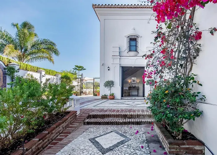 Superb Near Golf Course With Heated Pool & Jacuzzi