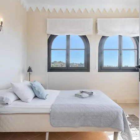 Superb Near Golf Course With Heated Pool & Jacuzzi Vila *
