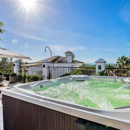 Vila Superb Near Golf Course With Heated Pool & Jacuzzi