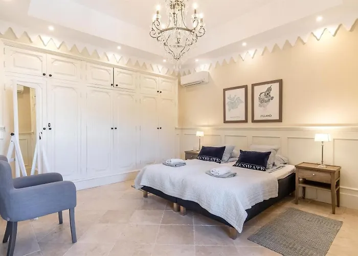 Superb Near Golf Course With Heated Pool & Jacuzzi
