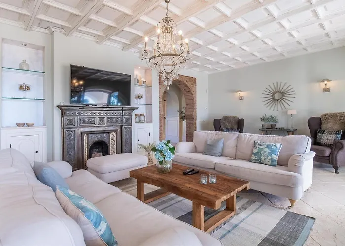 Superb Near Golf Course With Heated Pool & Jacuzzi